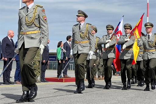 La ministra de Defensa, Margarita Robles, pasa revista a las tropas junto a su homólogo eslovaco, Robert Kalinak.