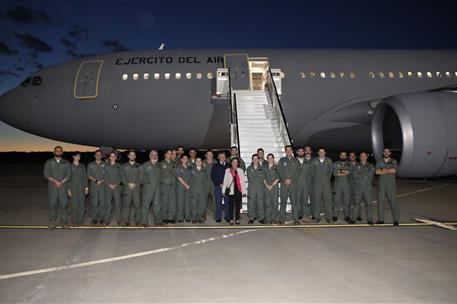 La ministra de Defensa, Margarita Robles, recibe a la tripulación del avión de la UMAER que ha trasladado a Álex García.